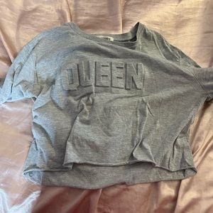 GRAY LONG SLEEVE CROP “QUEEN” SHIRT